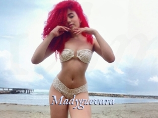 madyguevara 1 chatte mouillée